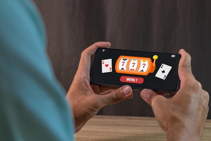 Pengguna mobile membaca syarat bonus